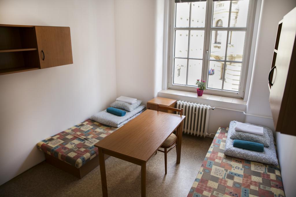 Dizzy Daisy Hostel Prag Exterior foto